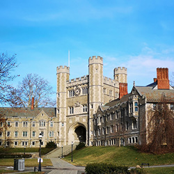 Blair Arch an der Princeton University, ein gedrungener gotischer Turm mit einem grossen Bogen, fotografiert im Frühjahr.