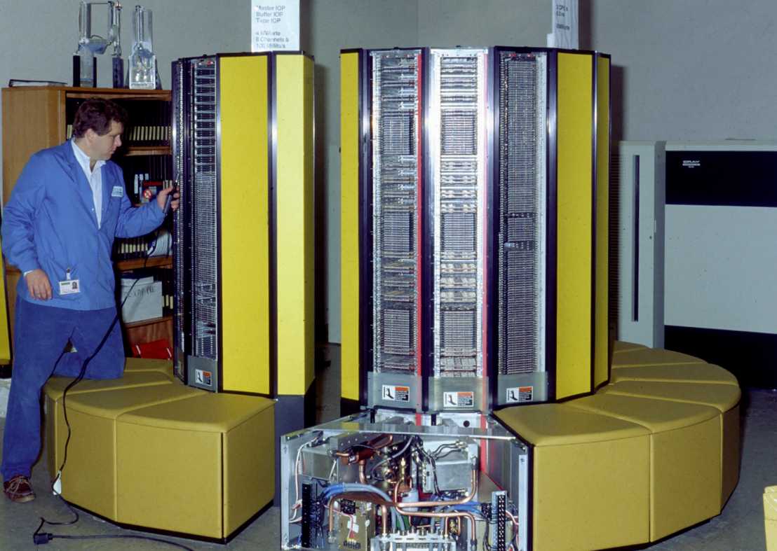 The supercomputer Cray X-MP/28 is being installed in the Computing Centre. Photo: ETH Library