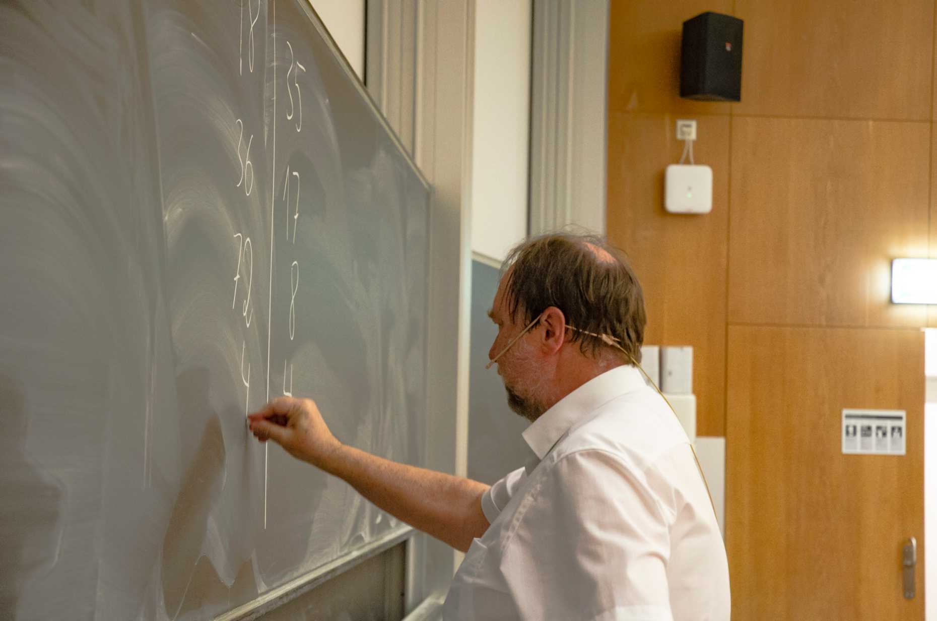 Professor Friedemann Mattern demonstrates an algorithm on the blackboard